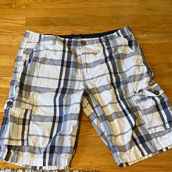 Guess Plaid Cargo Shorts - Picture 1 of 5